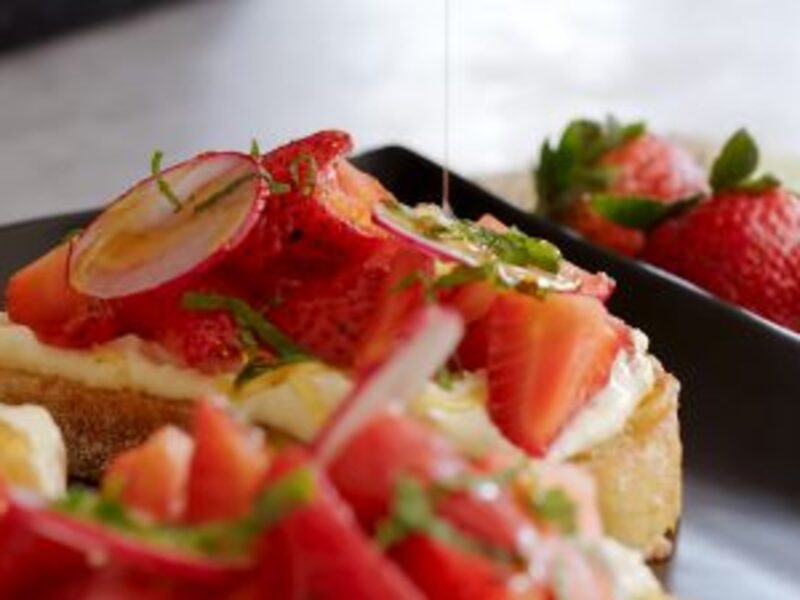 Image of Strawberry and Requesón Mollete article