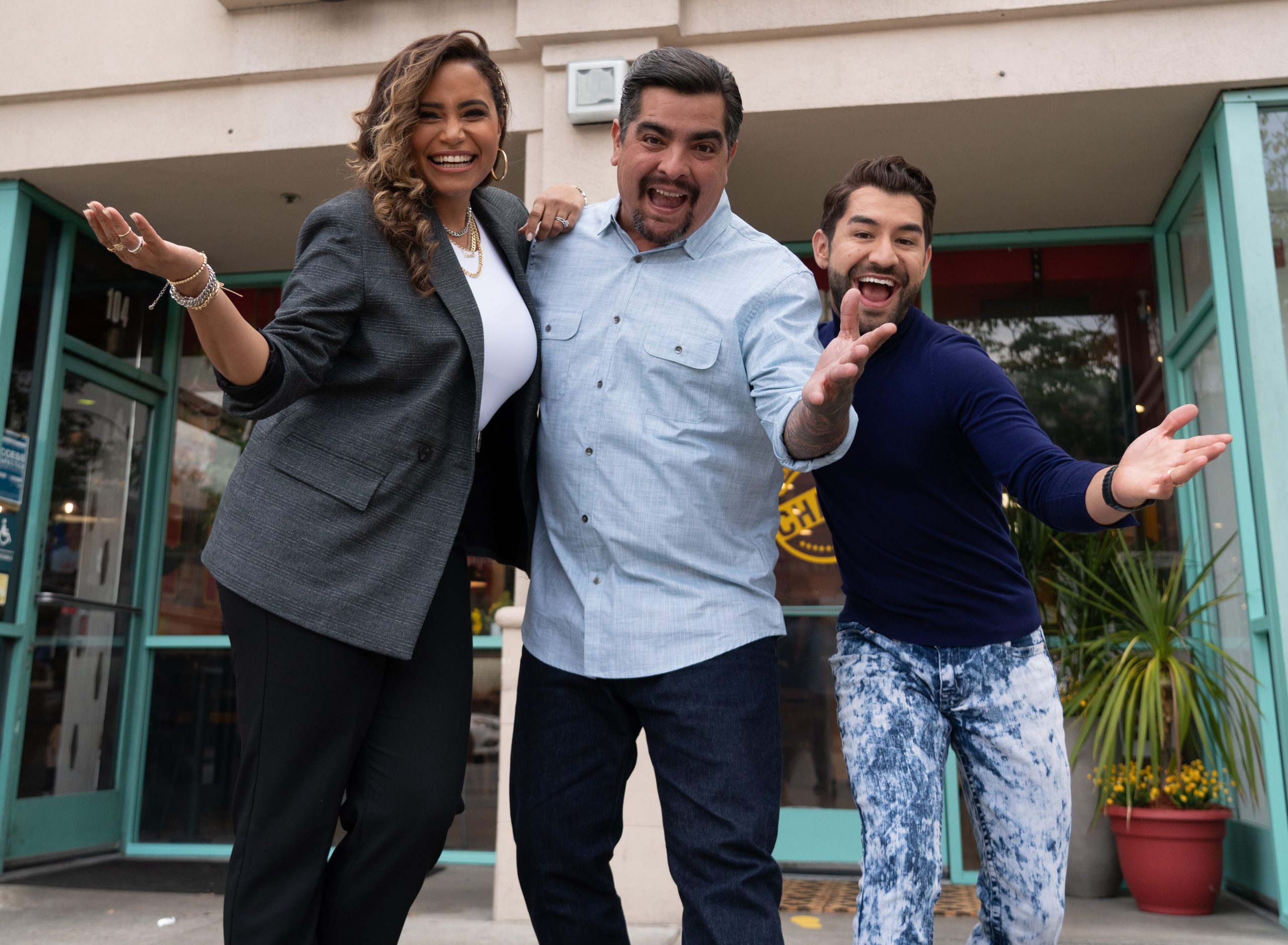 Tune in our new original series El Toque de Aarón starring the amazing Chef Aarón Sanchez! Tune in our new original series El Toque de Aarón starring the amazing Chef Aarón Sanchez!